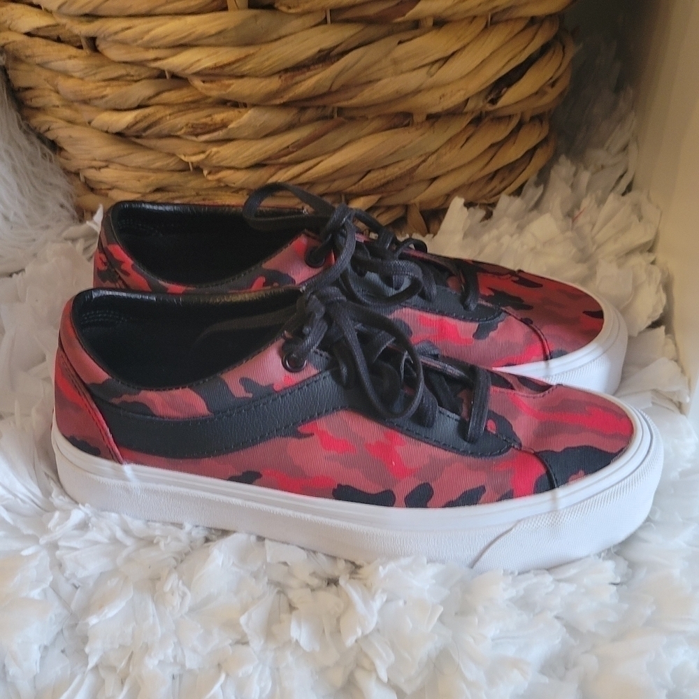 Vans bold no limit camo lace up sneakers Low Rise Tenniscore Athleisure